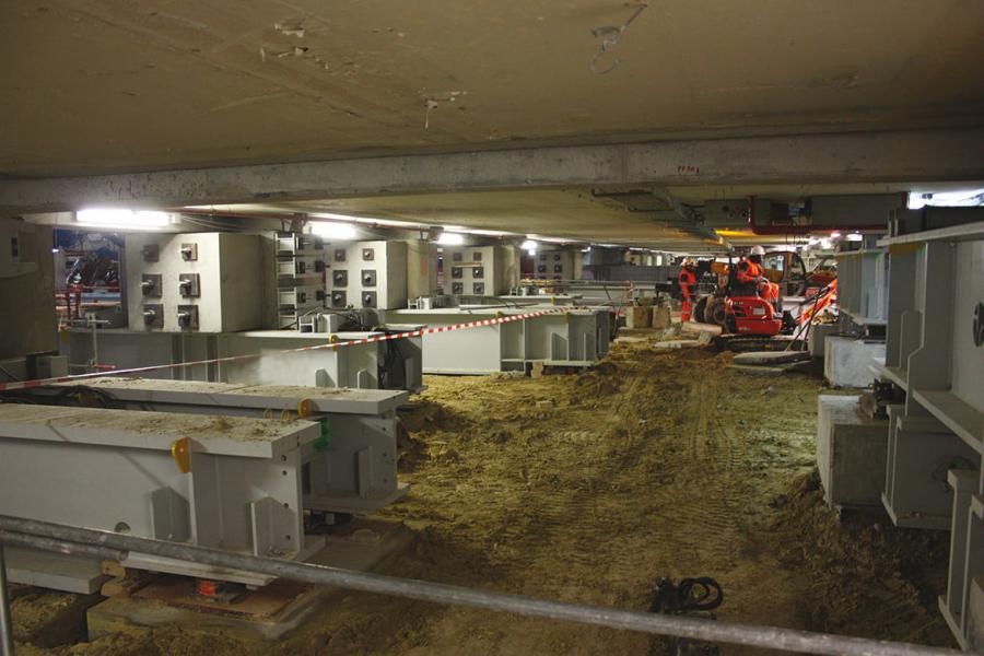 Les 119 poteaux existants sont repris en sous-œuvre afin de pouvoir construire la gare souterraine.