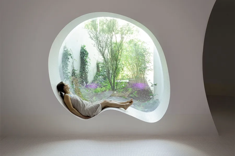 Fenêtre arrondie ouverte sur un jardin. Fenêtre arrondie ouverte sur un jardin.