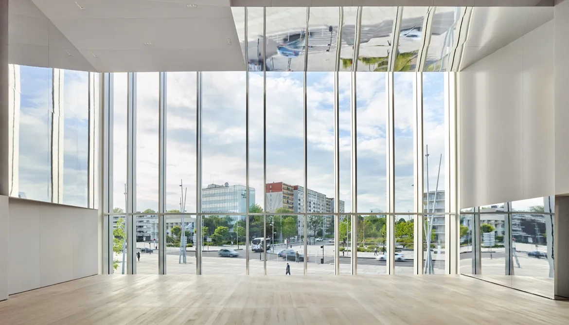La salle de répétition appelée le « Belvédère » s’ouvre par sa grande baie vitrée sur l’espace public et offre une vue unique en balcon sur le quartier.