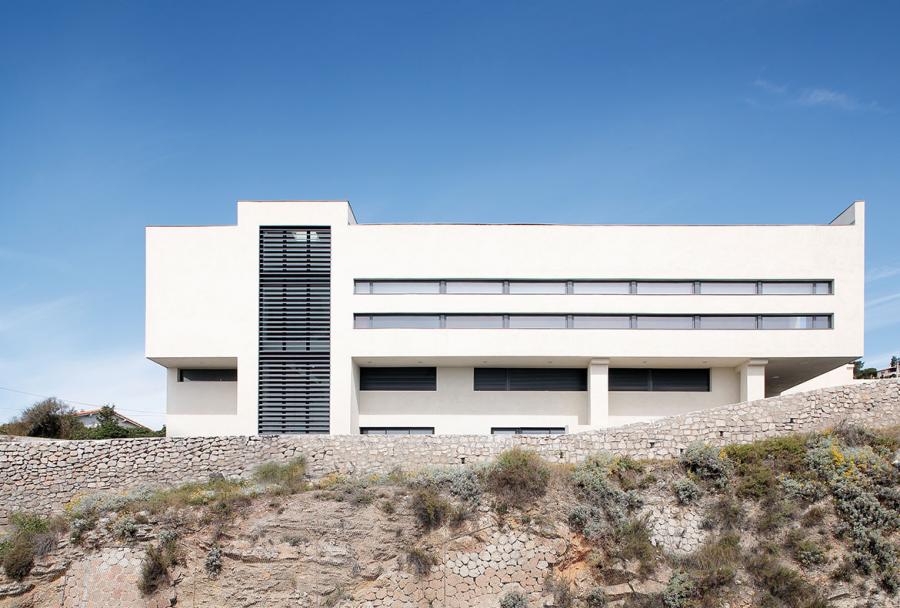 Le musée de la Mer affiche une architecture blanche aux lignes épurées et méditerranéennes,  qui donne son unité à l’édifice et affirme sa dimension institutionnelle.