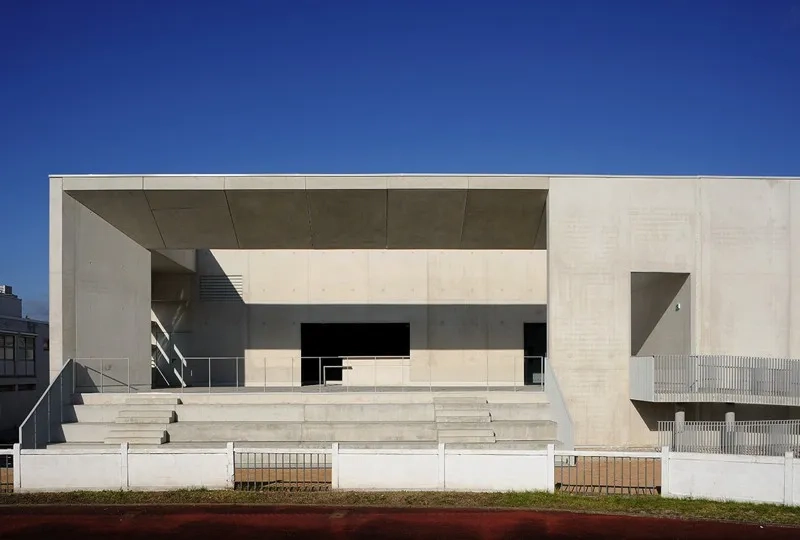 Sur la façade arrière, côté buvette, gradins et rampe font le lien avec le stade existant. Sur la façade arrière, côté buvette, gradins et rampe font le lien avec le stade existant.