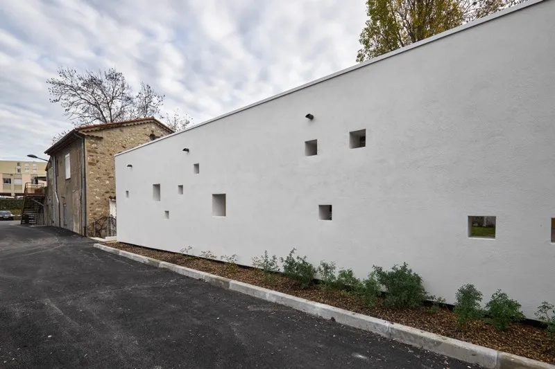 Les façades très fermées au nord et à l’ouest expriment une limite et forment la clôture du site. Les façades très fermées au nord et à l’ouest expriment une limite et forment la clôture du site.