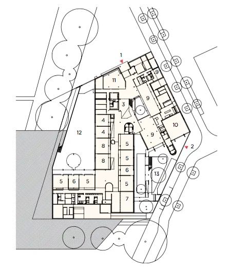 Plan de rez-de-chaussée: 1. Entrée principale 2. Accès salle de sport 3. Hall 4. Centre de loisirs 5. Classes maternelles 6. Ateliers 7. Salle de motricité 8. Salles de repos 9. Salles à manger 10. Salle de sport 11. Bibliothèque 12. Cour maternelle 13. Jardin Plan de rez-de-chaussée: 1. Entrée principale 2. Accès salle de sport 3. Hall 4. Centre de loisirs 5. Classes maternelles 6. Ateliers 7. Salle de motricité 8. Salles de repos 9. Salles à manger 10. Salle de sport 11. Bibliothèque 12. Cour maternelle 13. Jardin