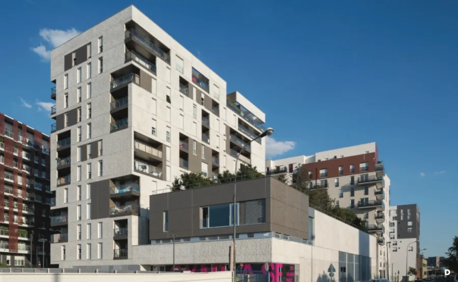 Le jardin installé sur le volume du gymnase crée un filtre entre les logements et l’usine qui leur fait face. Le jardin installé sur le volume du gymnase crée un filtre entre les logements et l’usine qui leur fait face.