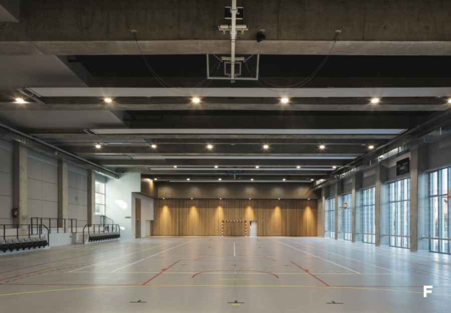 Le gymnase respecte les dimensions réglementaires d’un espace d’évolution de22x44m et de 7 m de hauteur libre.