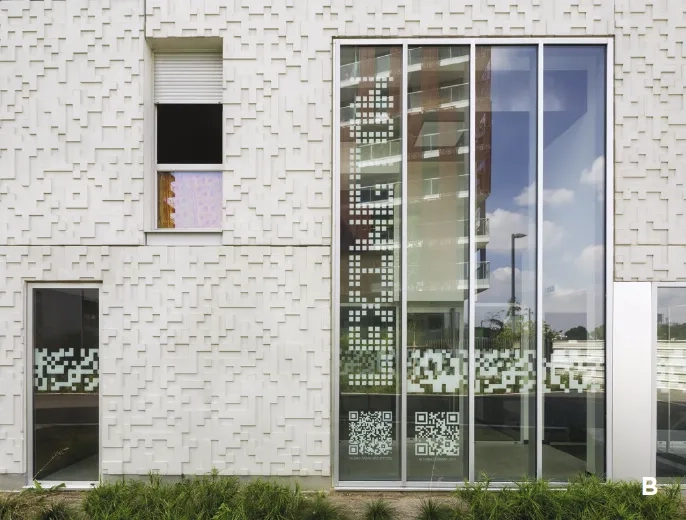 Une modénature au relief subtil inspiré par les QR codes et repris comme motif pour signer l’identité de la réalisation. Une modénature au relief subtil inspiré par les QR codes et repris comme motif pour signer l’identité de la réalisation.