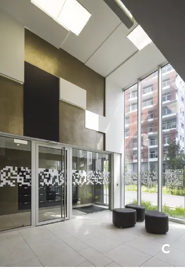 Les deux halls d’entrée se déploient sur une double hauteur, à la manière d’un espace tampon entre extérieur et intérieur. Les deux halls d’entrée se déploient sur une double hauteur, à la manière d’un espace tampon entre extérieur et intérieur.