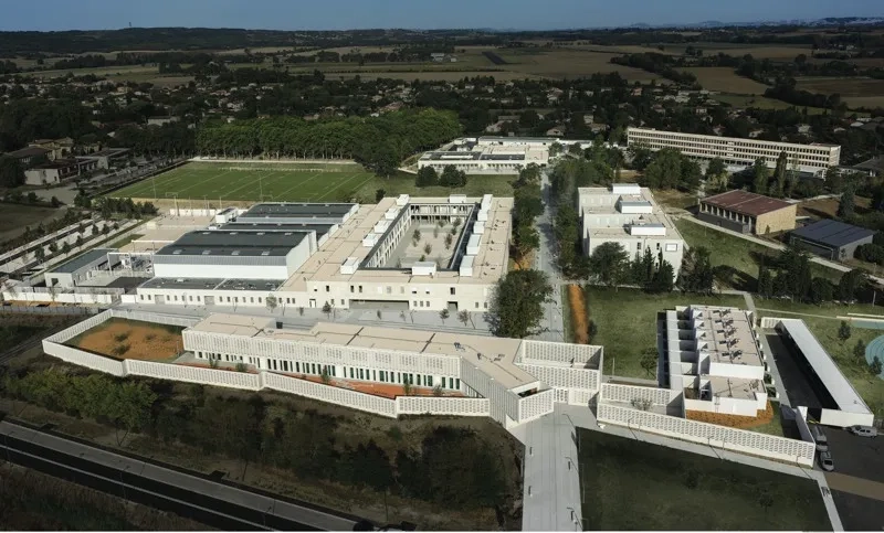 Les bâtiments du lycée sont distribués par un grand axe nord-sud traité en « quai- promenade » qui constitue l’épine dorsale du projet. Les bâtiments du lycée sont distribués par un grand axe nord-sud traité en « quai- promenade » qui constitue l’épine dorsale du projet.