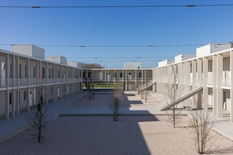 Le bâtiment des classes d’enseignement s’organise autour d’une vaste cour centrale. Le bâtiment des classes d’enseignement s’organise autour d’une vaste cour centrale.