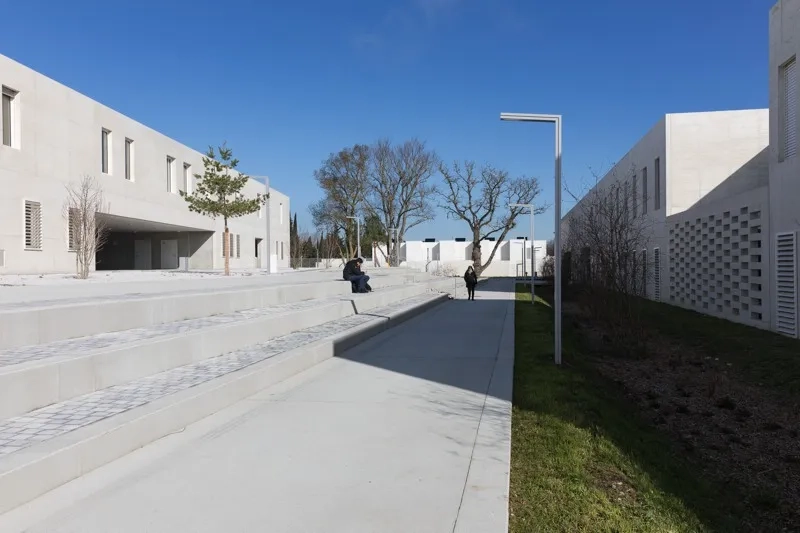 Le nouveau lycée se présente comme une petite cité composée de différentes unités fonctionnelles. Le nouveau lycée se présente comme une petite cité composée de différentes unités fonctionnelles.