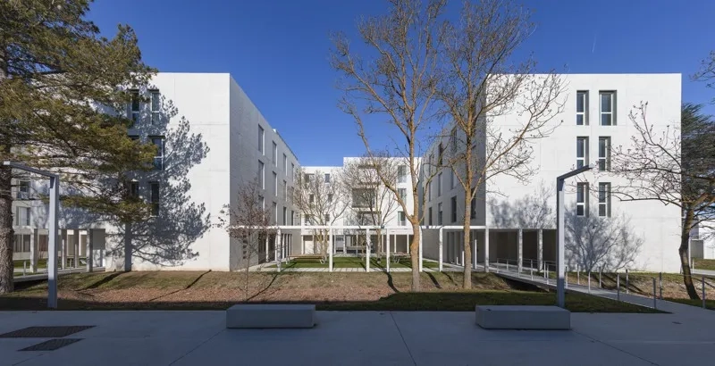 L’internat s’oriente autour de plusieurs cours plantées qui confèrent de l’intimité aux chambres. L’internat s’oriente autour de plusieurs cours plantées qui confèrent de l’intimité aux chambres.