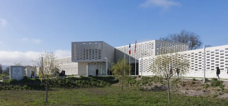 Les éléments préfabriqués des claustras sont réalisés en béton autoplaçant et autonettoyant. Les éléments préfabriqués des claustras sont réalisés en béton autoplaçant et autonettoyant.