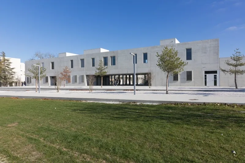 Le bâtiment enseignement vu de puis le « campo central ». Le bâtiment enseignement vu de puis le « campo central ».
