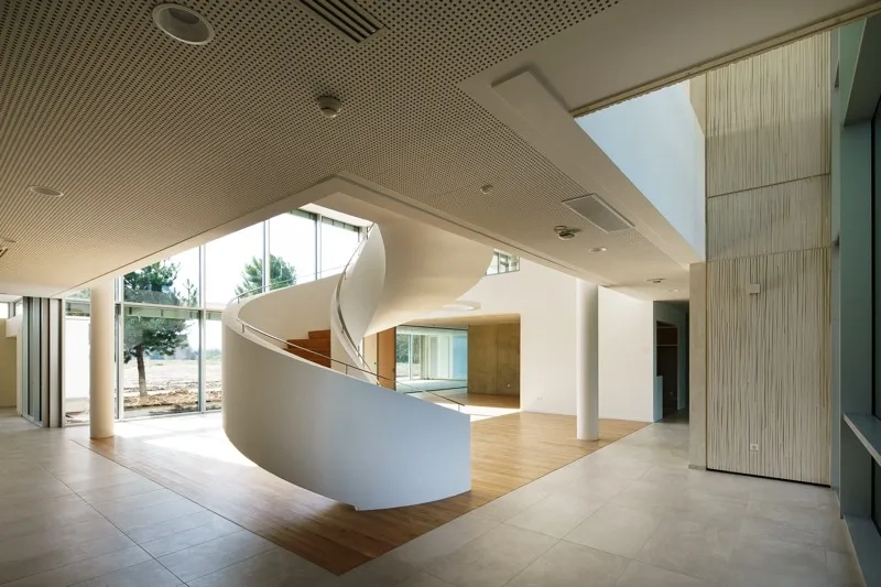 Vue sur le hall et la courbe de l’escalier, avant aménagement. Vue sur le hall et la courbe de l’escalier, avant aménagement.