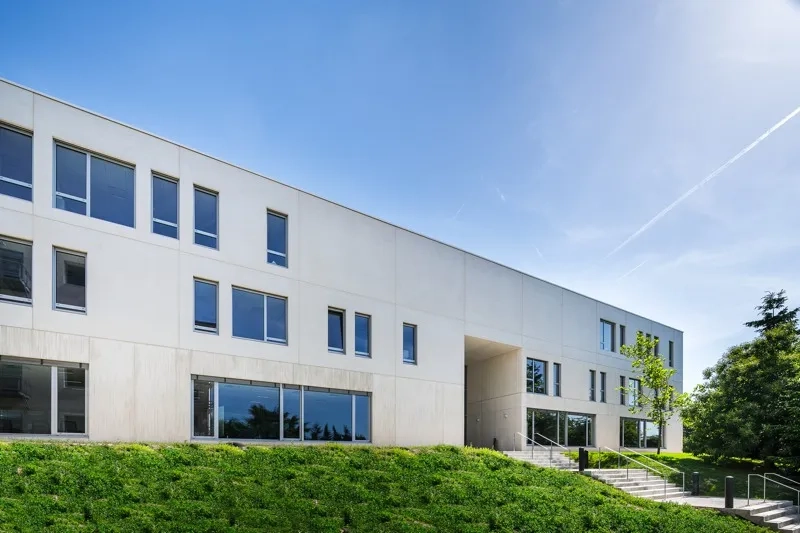 Vue de la façade nord. Vue de la façade nord.