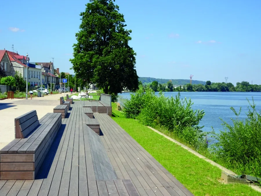 Le mobilier urbain (bancs, chaises, luminaires, porte-vélos) associe minéral, bois et métal. Le mobilier urbain (bancs, chaises, luminaires, porte-vélos) associe minéral, bois et métal.