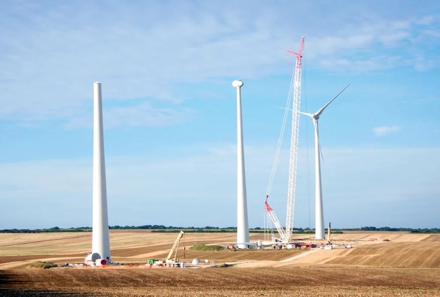 Des éoliennes E82/2300 en cours d'assemblage. Des éoliennes E82/2300 en cours d'assemblage.