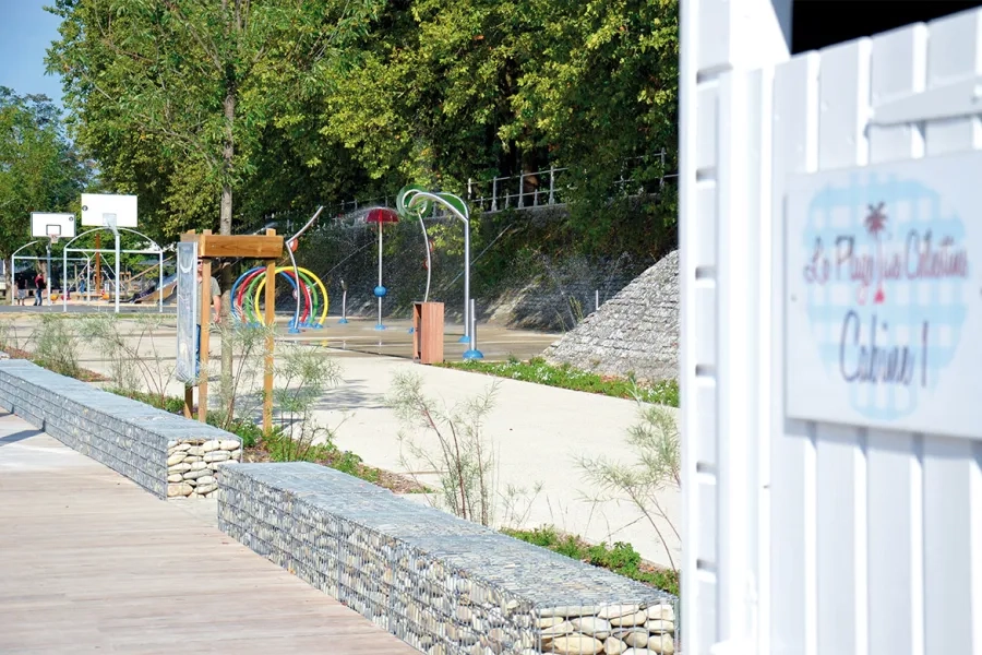 Réaménagées, les berges de la rive droite - notamment la plage des célestins - sont devenues un « secteur d’animations permanentes » avec des activités de loisirs et des jeux d’eau. Réaménagées, les berges de la rive droite - notamment la plage des célestins - sont devenues un « secteur d’animations permanentes » avec des activités de loisirs et des jeux d’eau.