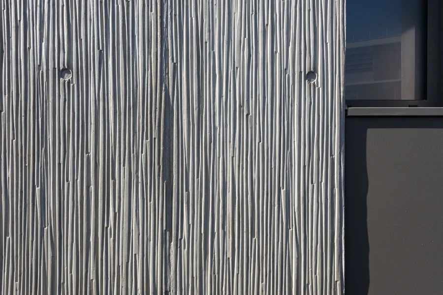 l’effet de socle du rez-de- chaussée est renforcé par l’utilisation d’un béton matricé gris clair autoplaçant coulé dans des moules à relief.