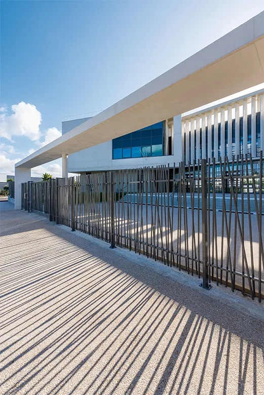 un grand portique en béton blanc met en scène l’accès de l’établissement.