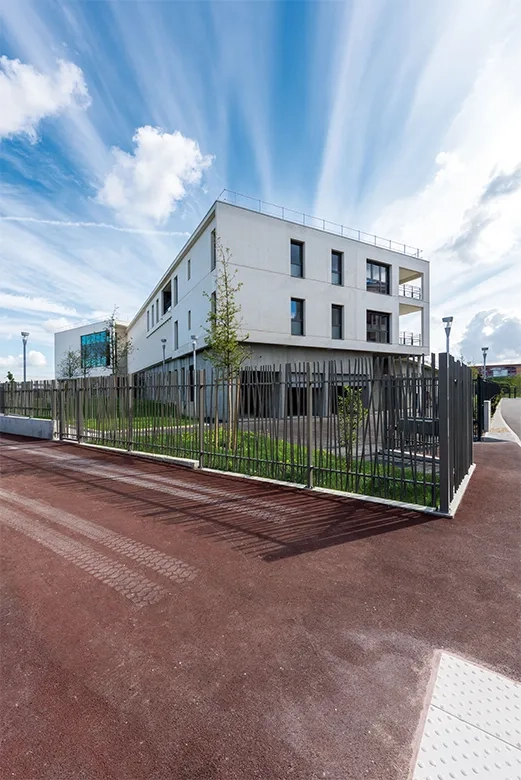 le système structurel associe planchers, murs de refends intérieurs et façades porteuses coulées en place en béton blanc autoplaçant.