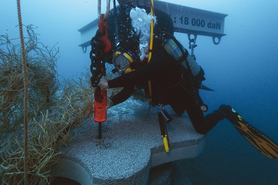 Plongeur  en action : mise en place d’un récif Rague  par moins  20 m. 