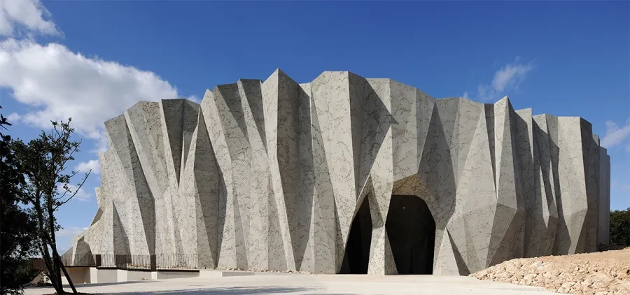 l’écriture architecturale de la réplique réinterprète le relevé 3d de la caverne et sa triangu- lation.