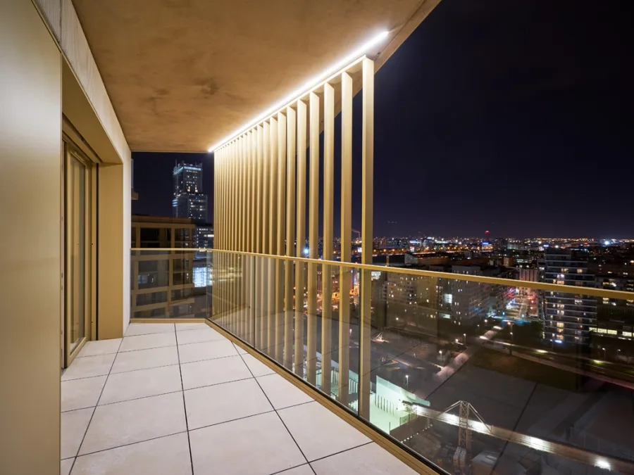 Les balcons prolongent les séjours très généreusement vitrés. de jour comme de nuit, les balcons offrent un rapport immédiat à la ville et au ciel. Les balcons prolongent les séjours très généreusement vitrés. de jour comme de nuit, les balcons offrent un rapport immédiat à la ville et au ciel.