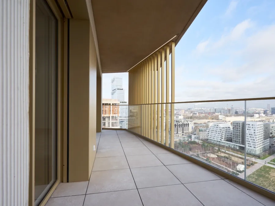 Les balcons prolongent les séjours très généreusement vitrés. de jour comme de nuit, les balcons offrent un rapport immédiat à la ville et au ciel. Les balcons prolongent les séjours très généreusement vitrés. de jour comme de nuit, les balcons offrent un rapport immédiat à la ville et au ciel.
