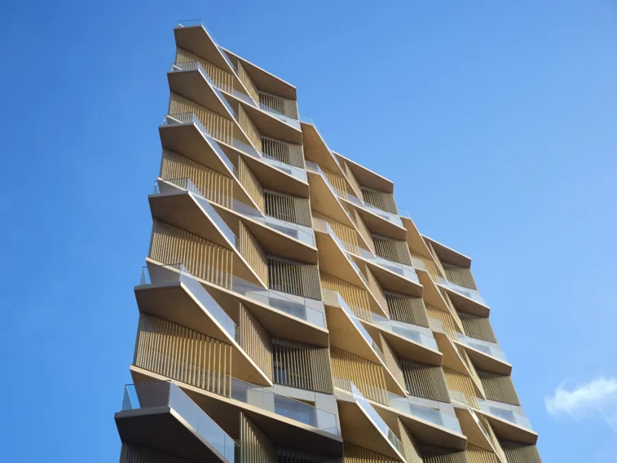 La forme des balcons rappelle celle triangulaire de la parcelle. La forme des balcons rappelle celle triangulaire de la parcelle.