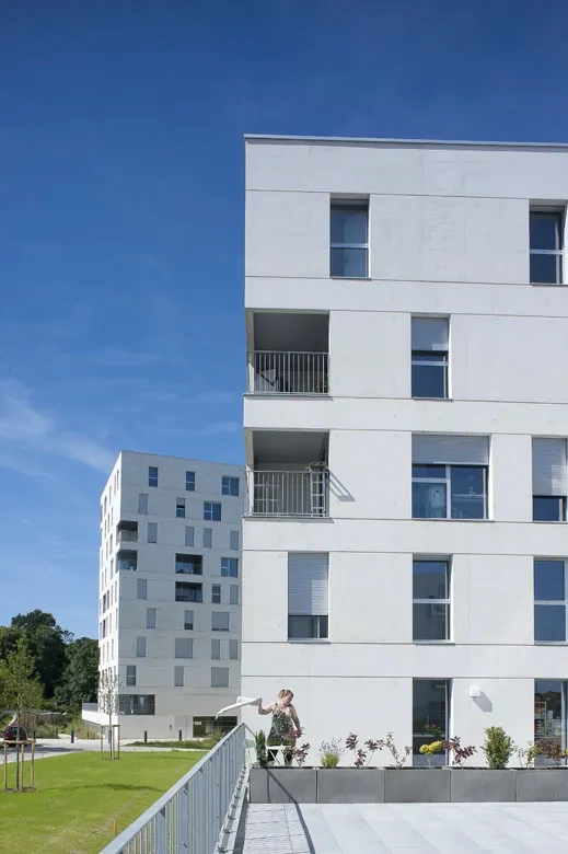 Les façades combinent trois types de percements : la fenêtre simple, la double baie vitrée et la loggia en creux. Les façades combinent trois types de percements : la fenêtre simple, la double baie vitrée et la loggia en creux.