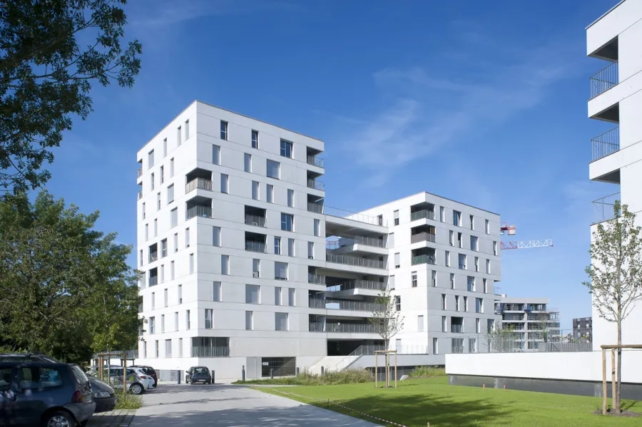 De grandes terrasses collectives relient et distribuent les plots. De grandes terrasses collectives relient et distribuent les plots.