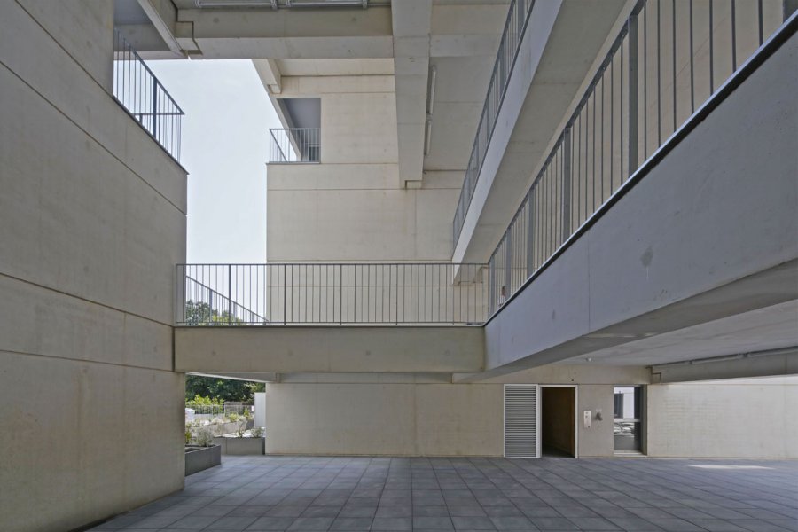 Les poutres de terrasses reposent sur des corbeaux intégrés dans les façades.