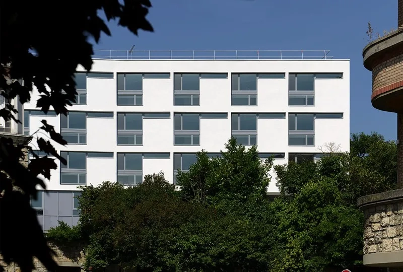 Les chambres disposées à l’est bénéficient de larges ouvertures sur l’extérieur. toutes Les chambres disposées à l’est bénéficient de larges ouvertures sur l’extérieur.