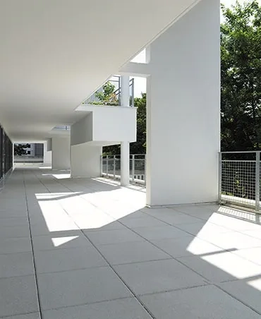 Les voiles verticaux, les poteaux et les jardinières confèrent à chaque terrasse sa singularité. Les voiles verticaux, les poteaux et les jardinières confèrent à chaque terrasse sa singularité.