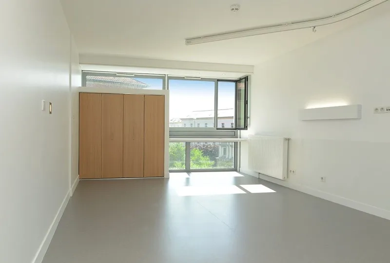 Les chambres de 28 m2 sont lumineuses et conçues dans un souci de confort maximum. Les chambres de 28 m2 sont lumineuses et conçues dans un souci de confort maximum.