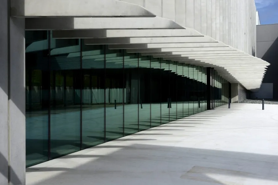 Les cils/brise- soleil verticaux cadrent les vues depuis l’intérieur, protègent du rayonnement solaire direct et offrent des vues changeantes des façades. Grenoble - Cité des territoires-03.jpg