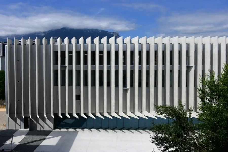 Les cils/brise- soleil verticaux cadrent les vues depuis l’intérieur, protègent du rayonnement solaire direct et offrent des vues changeantes des façades. Grenoble - Cité des territoires-05.jpg