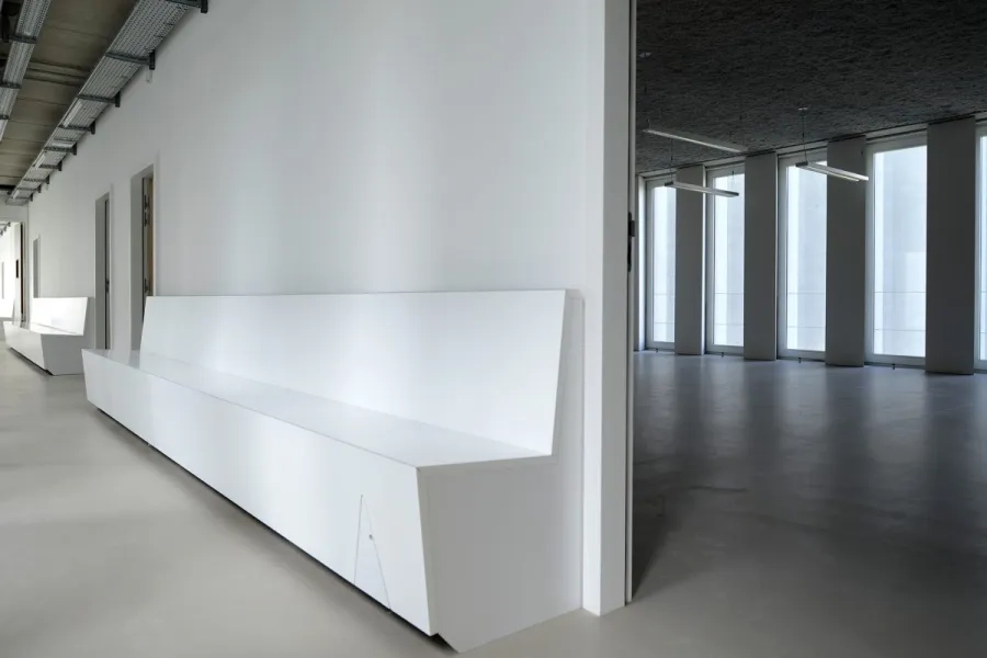 À l’étage des salles de cours, les fenêtres verticales toute hauteur, posées entre les brise- soleil, rythment la circulation dans le couloir et diffusent une belle lumière naturelle dans les salles. Grenoble - Cité des territoires-07.jpg