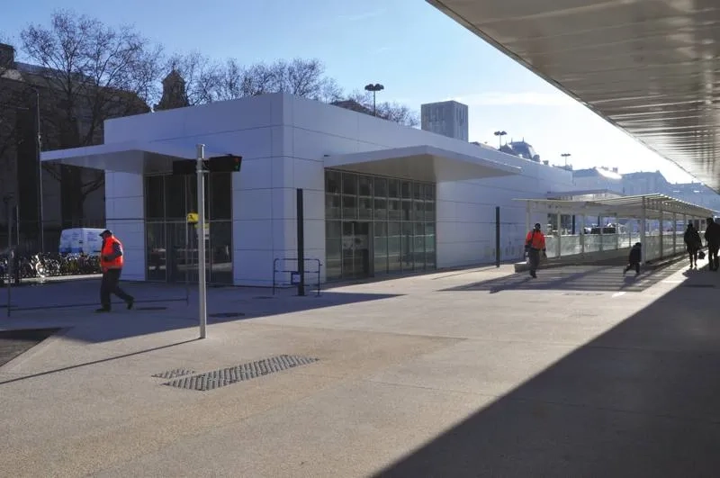 La gare routière est située dans le prolongement du terminal ferroviaire. La gare routière est située dans le prolongement du terminal ferroviaire.