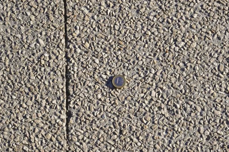 Le béton désactivé incluant du Maudre 4/6 de couleur crème. Le béton désactivé incluant du Maudre 4/6 de couleur crème.