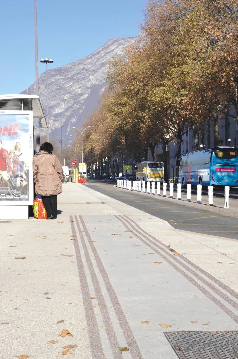 Des bandes rugueuses de couleur grenat, créées sur le béton désactivé, signalent la présence de voies cyclables. Des bandes rugueuses de couleur grenat, créées sur le béton désactivé, signalent la présence de voies cyclables.