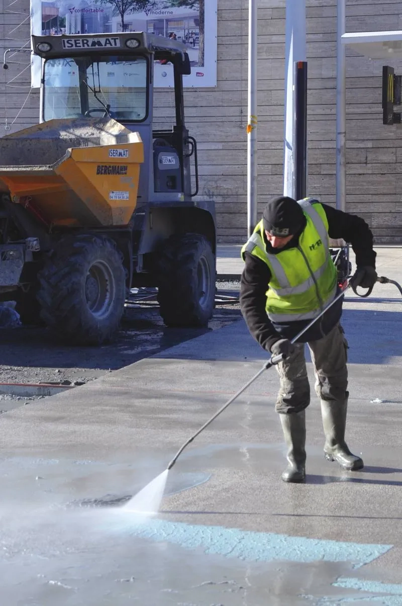 L'une des dernières parcelles de béton du parvis, en cours de désactivation au nettoyeur haute pression. L'une des dernières parcelles de béton du parvis, en cours de désactivation au nettoyeur haute pression.