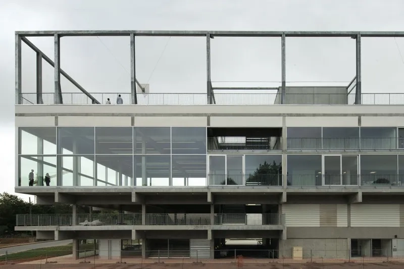 Le bâtiment est conçu comme un empilement, sa structure est partout apparente. Le bâtiment est conçu comme un empilement, sa structure est partout apparente.