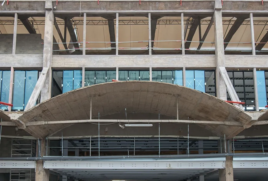 La légèreté de la structure est due aux auvents suspendus et stabilisés par des tirants métalliques noyés dans le béton. La légèreté de la structure est due aux auvents suspendus et stabilisés par des tirants métalliques noyés dans le béton.
