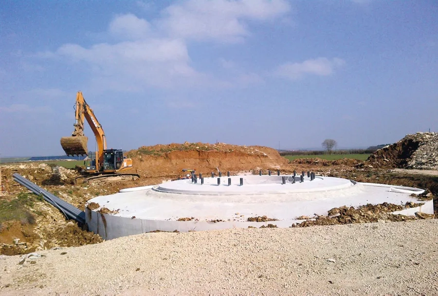 Un massif de fondation d'éolienne nécessite la mise en œuvre d'environ 400 m3 de béton. Poids total : un millier de tonnes. Un massif de fondation d'éolienne nécessite la mise en œuvre d'environ 400 m3 de béton. Poids total : un millier de tonnes.