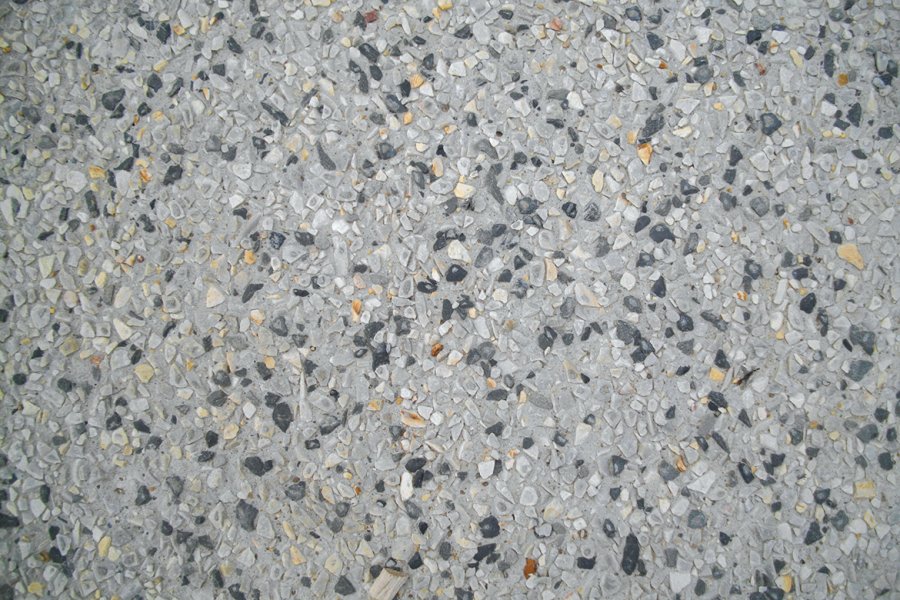 le béton désactivé des cheminements intégre un mélange de granulats locaux Roche Blain (gris noir) et Barenton (gris blanc).