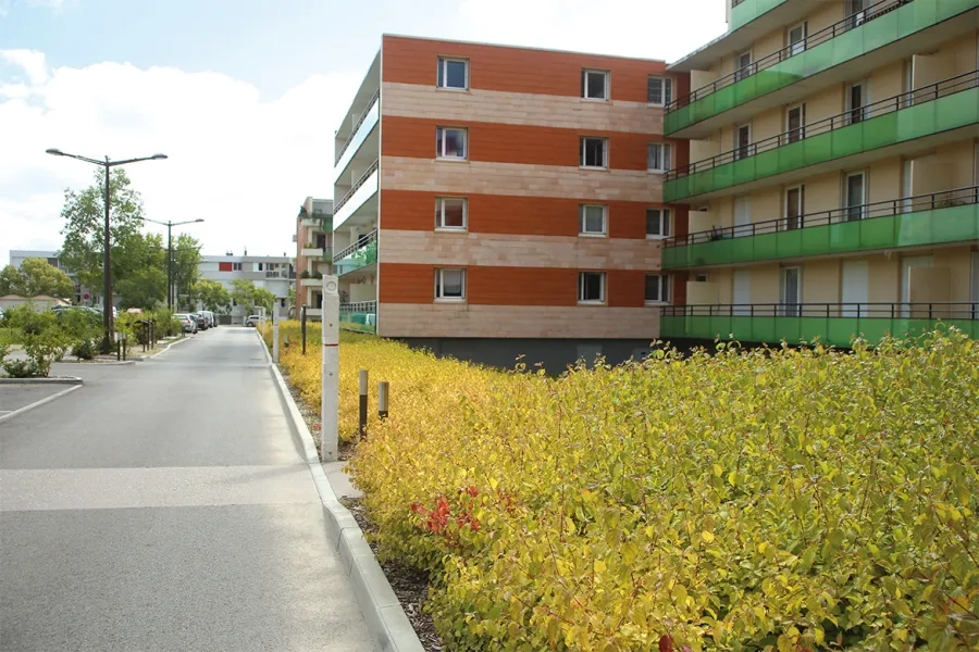 Parmi le nouveau mobilier urbain du quartier, des totems en béton blanc (préfabriqué sur mesure) marquent l'entrée de chaque immeuble Parmi le nouveau mobilier urbain du quartier, des totems en béton blanc (préfabriqué sur mesure) marquent l'entrée de chaque immeuble