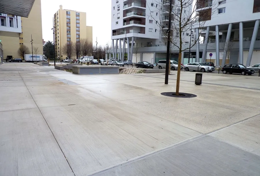 Trois types de bétons ont été retenus pour le revêtement de la place du Général-de-Gaulle : un béton brossé pour les zones piétonnes, un béton bouchardé, permettant le passage occasionnel de gros véhicules, et un béton hydrogommé pour la partie circulée de l’espace. Trois types de bétons ont été retenus pour le revêtement de la place du Général-de-Gaulle : un béton brossé pour les zones piétonnes, un béton bouchardé, permettant le passage occasionnel de gros véhicules, et un béton hydrogommé pour la partie circulée de l’espace.
