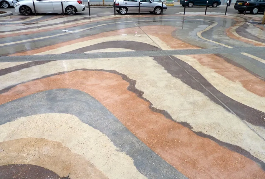 Détails de l’œuvre Marbre d’ici, de Stefan Shankland, réalisée à partir du recyclage de 10 tonnes de gravats récupérés lors de la démolition des bâtiments du quartier avant sa rénovation. Le motif ondulé évoque le lit de la Seine, qui passait là il y a 360 000 ans. Détails de l’œuvre Marbre d’ici, de Stefan Shankland, réalisée à partir du recyclage de 10 tonnes de gravats récupérés lors de la démolition des bâtiments du quartier avant sa rénovation. Le motif ondulé évoque le lit de la Seine, qui passait là il y a 360 000 ans.